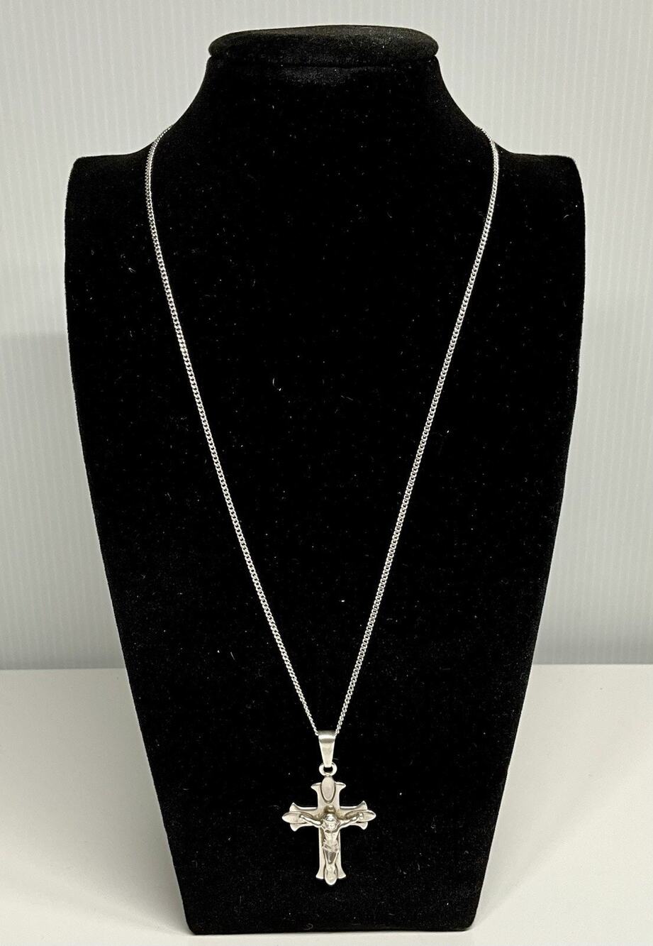 Vintage .925 Sterling Silver Crucifix Cross With Sterling Silver 18” Box Chain